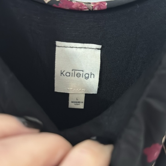 Floral romper with pockets. Size large. - Picture 4 of 5